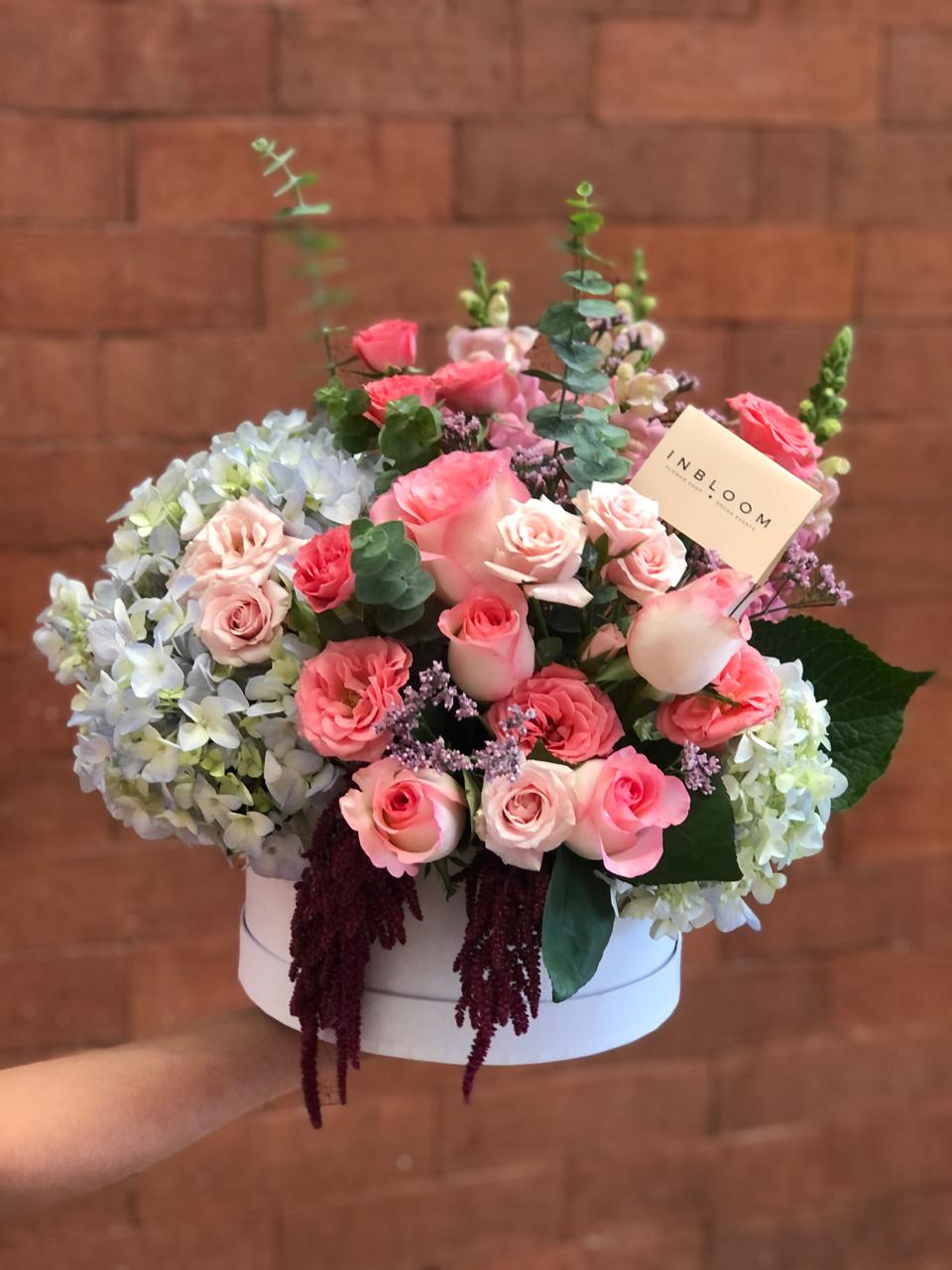 Caja de rosas y hortensias
