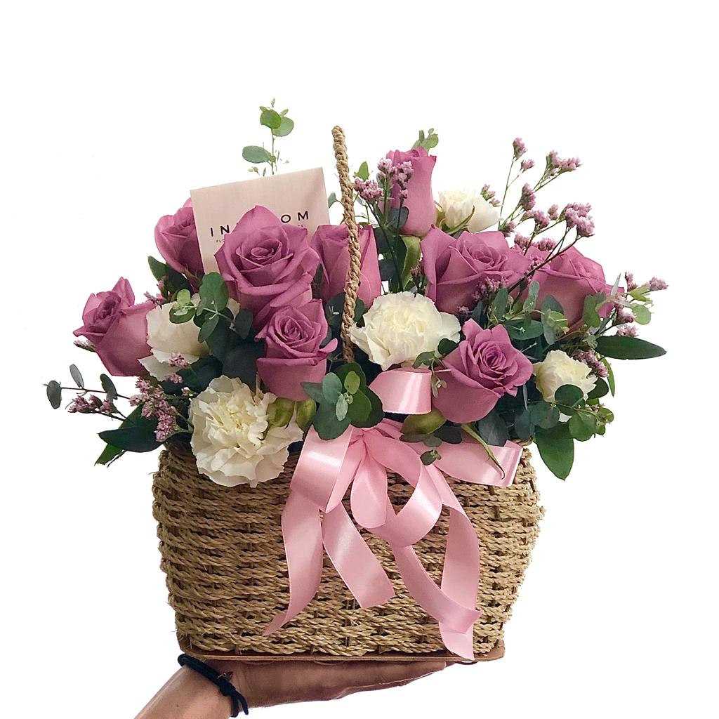 canasta de rosas y claveles