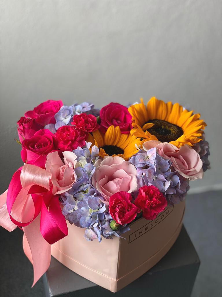 Caja forma de corazón con flores variadas
