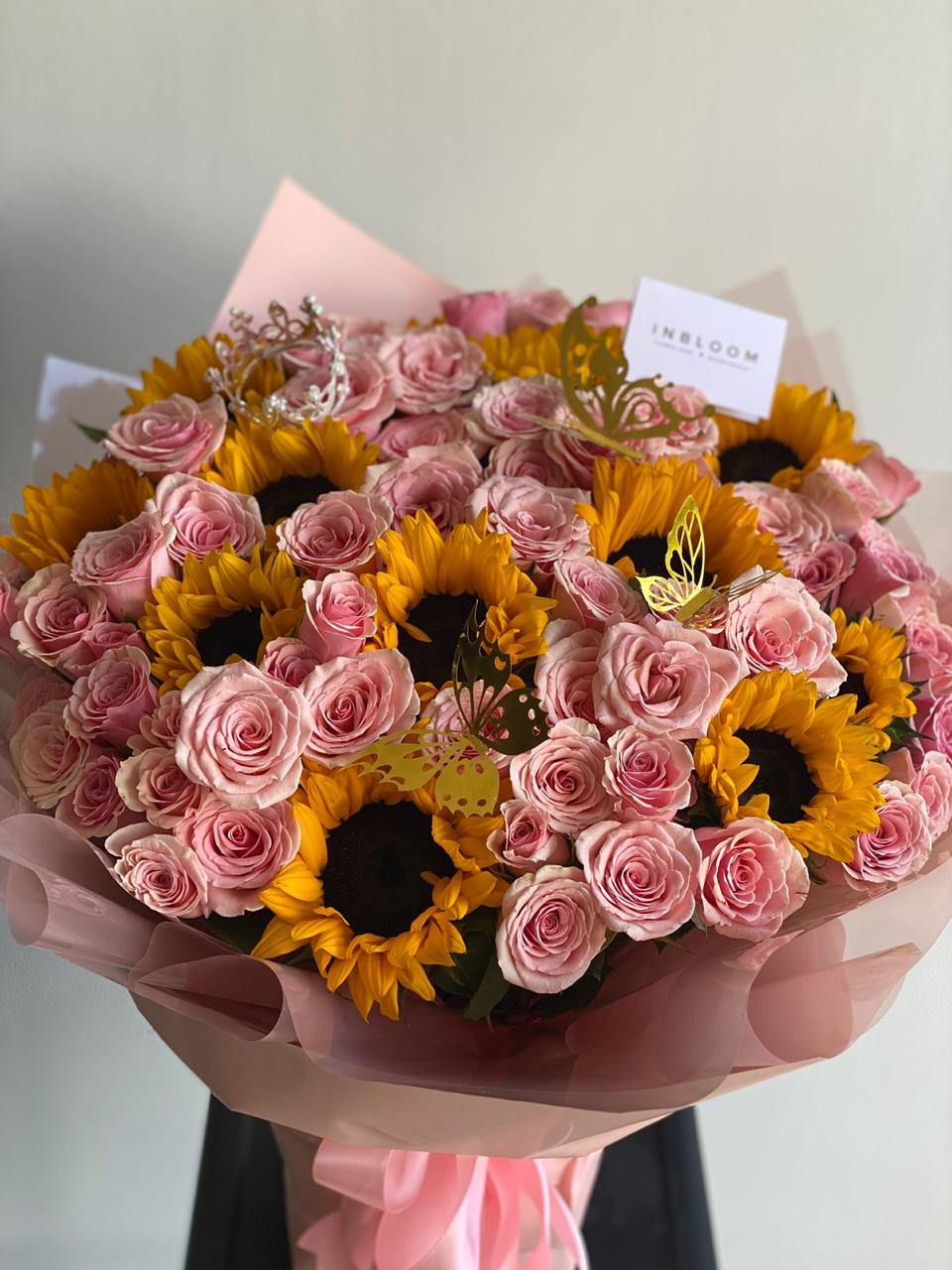 Ramo de rosas con girasoles