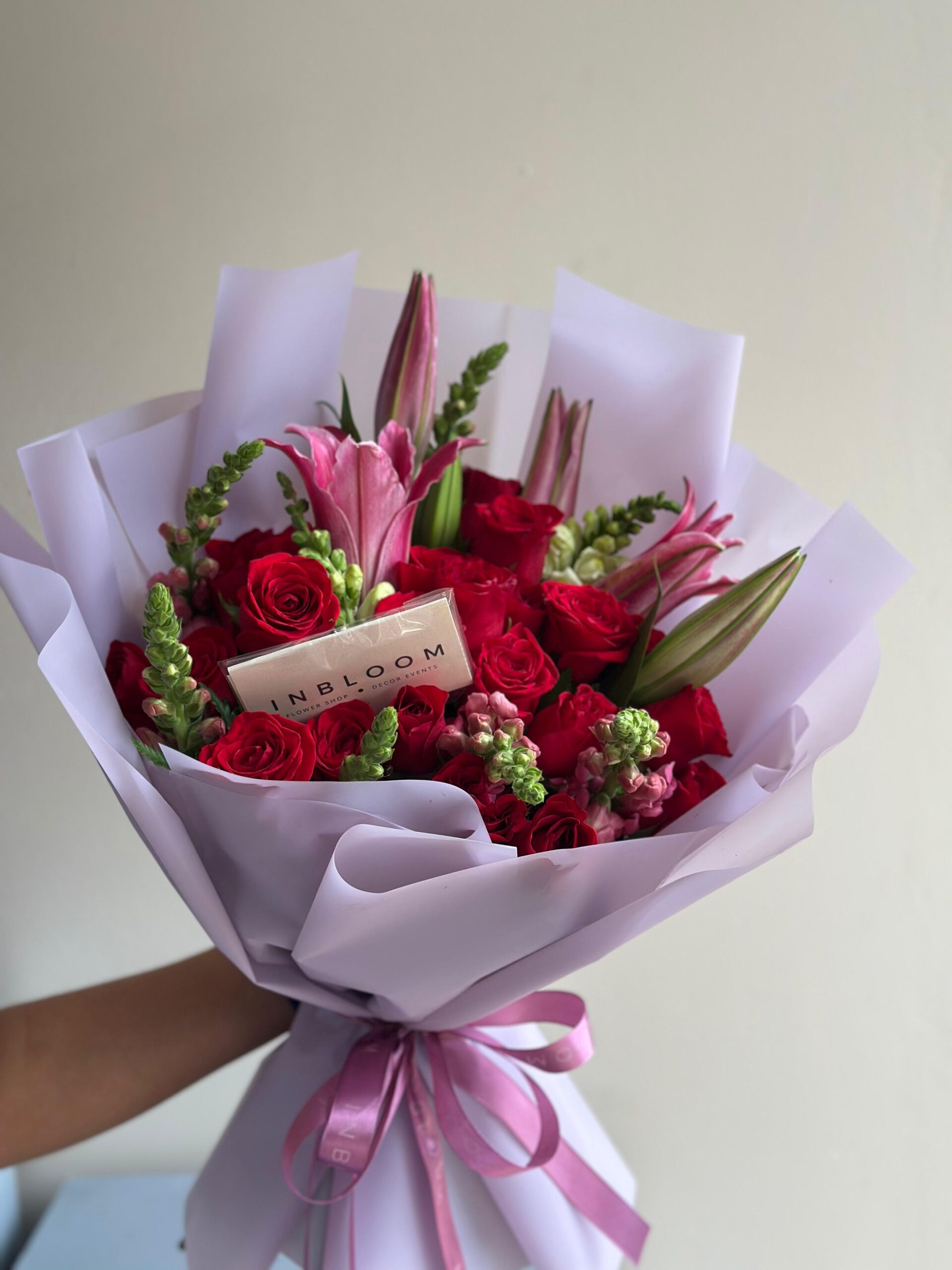 Ramo de lirios rosas y dragones