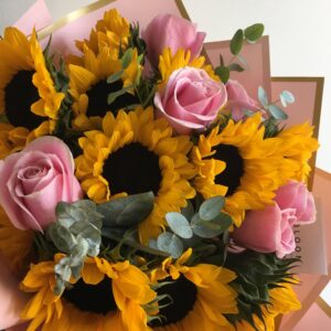 ramo de girasoles y rosas