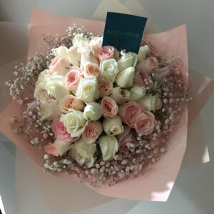 ramo de 50 rosas con baby breath