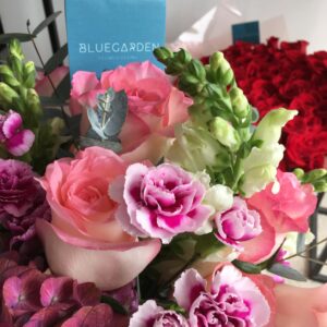 ramo de rosas, hortencias y miniclaveles