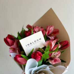 Ramo de 5 tulipanes con astromelia de complemento y papel decorado