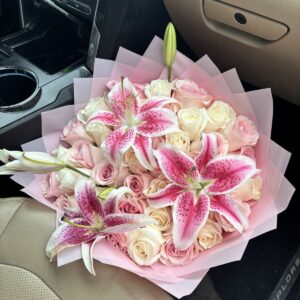 ramo de 50 rosas con lirios