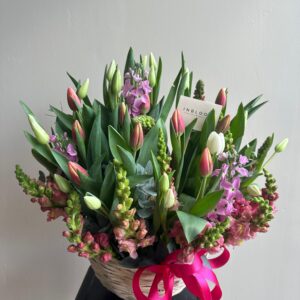 Canasta de 30 tulipanes y flor de complemento