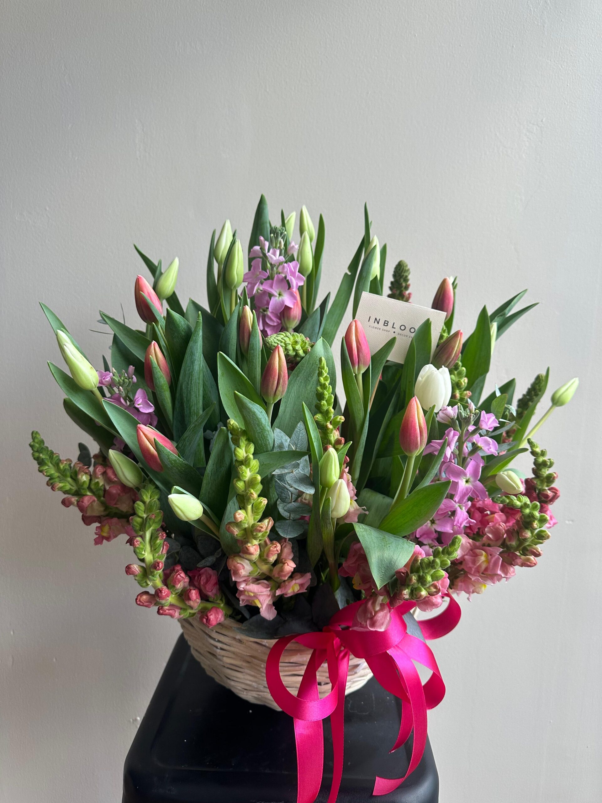 Canasta de 30 tulipanes y flor de complemento