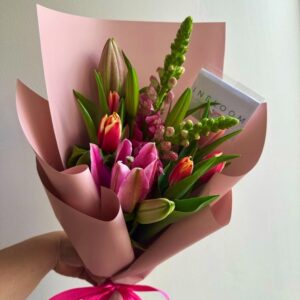 Ramo de tulipanes y lirios