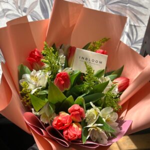 Ramo de 10 tulipanes y flor de complemento