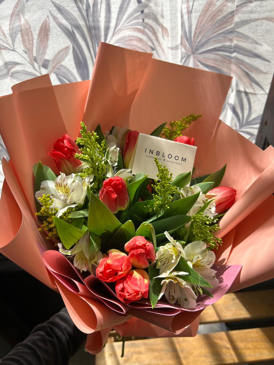 Ramo de 10 tulipanes y flor de complemento