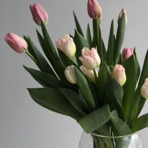 Tulipanes en base de vidrio