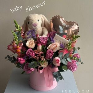 Caja de flores con peluche